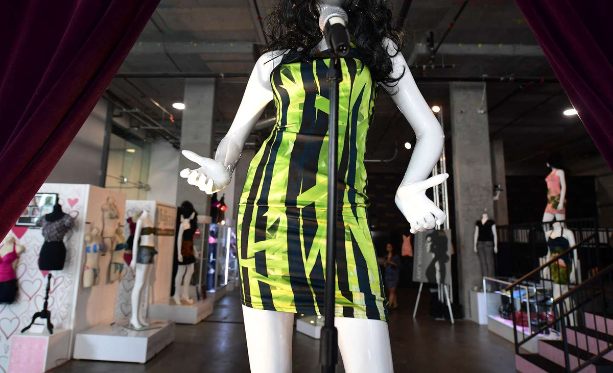 El vestido que&nbsp;Amy Winehouse&nbsp;us&oacute; en su &uacute;ltima actuaci&oacute;n se vendi&oacute; a 243.200 d&oacute;lares.