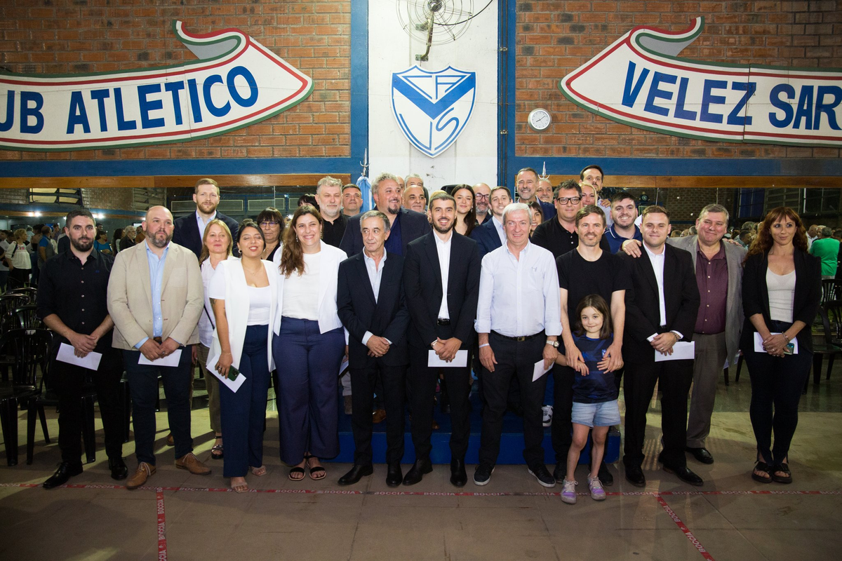 Se llevó a cabo oficialmente la asunción de Fabián Berlanga como nuevo presidente de Vélez. Se llevó a cabo oficialmente la asunción de Fabián Berlanga como nuevo presidente de Vélez.