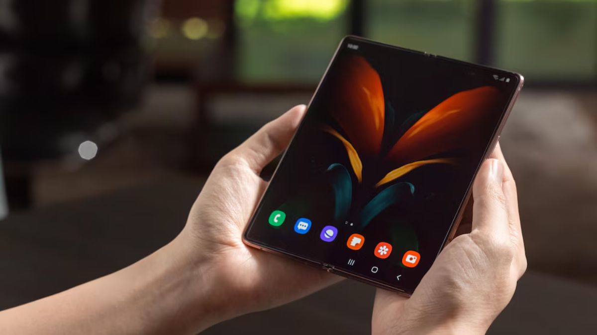 El Iphone plegable competirá con El Samsung Galaxy Z Fold 2, un teléfono inteligente Android con pantalla flexible de gama alta producido por Samsung Electronics. El Iphone plegable competirá con El Samsung Galaxy Z Fold 2, un teléfono inteligente Android con pantalla flexible de gama alta producido por Samsung Electronics.