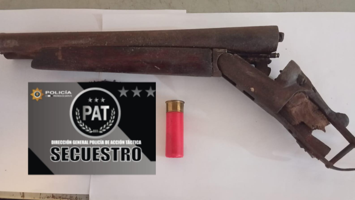 La escopeta recortada doble caño.