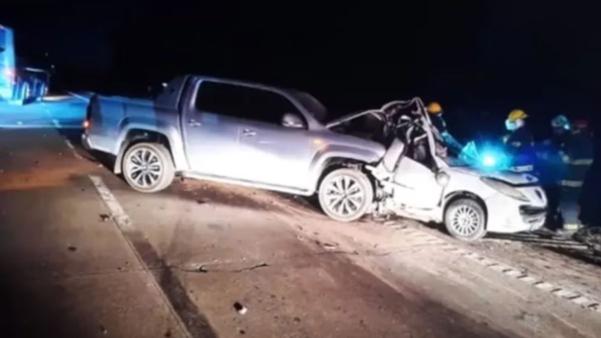 Una camioneta Volkswagen Amarok de color gris, conducida por un joven estudiante universitario de 28 años, chocó por alcance a un automóvil Peugeot 207 blanco que circulaba en su mismo sentido. Una camioneta Volkswagen Amarok de color gris, conducida por un joven estudiante universitario de 28 años, chocó por alcance a un automóvil Peugeot 207 blanco que circulaba en su mismo sentido.