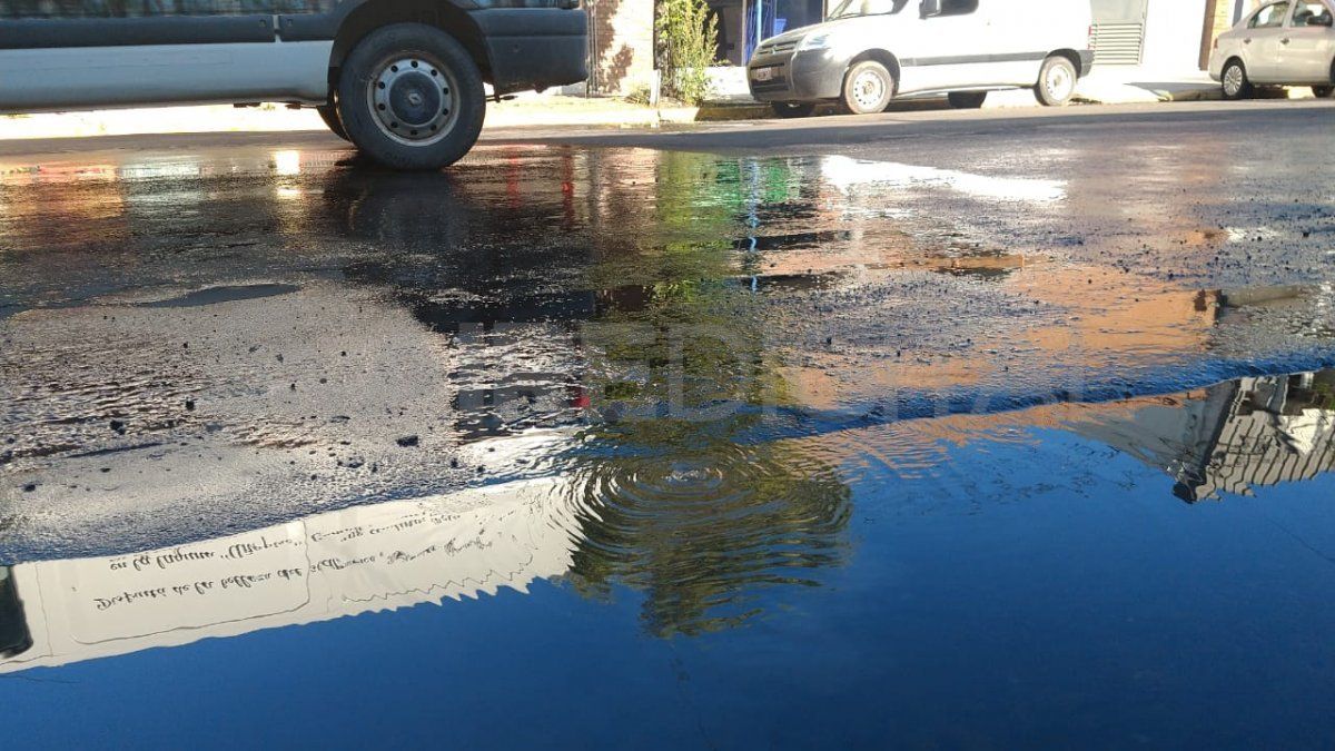 El agua brota desde abajo de la calzada en Suipacha.&nbsp;