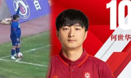 He Shihua, dueño del Zibo Cuju de China, obliga al entrenador a poner a jugar a su hijo y usa la número 10 del plantel. He Shihua, dueño del Zibo Cuju de China, obliga al entrenador a poner a jugar a su hijo y usa la número 10 del plantel.