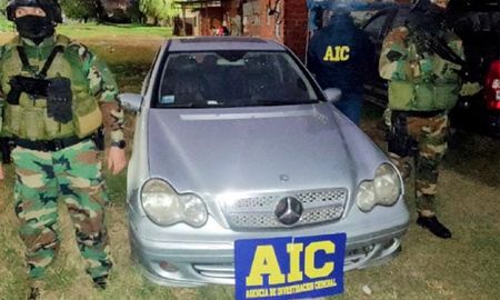 Los ladrones llegaron al domicilio a robar en un auto de alta gama. Los ladrones llegaron al domicilio a robar en un auto de alta gama.