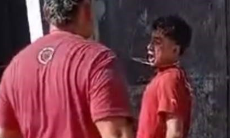 Un hombre ató, desnudó y azotó a latigazos a un joven que le había robado la rueda de auxilio. Todo quedó registrado en un video y fue viralizo en redes sociales. Un hombre ató, desnudó y azotó a latigazos a un joven que le había robado la rueda de auxilio. Todo quedó registrado en un video y fue viralizo en redes sociales.