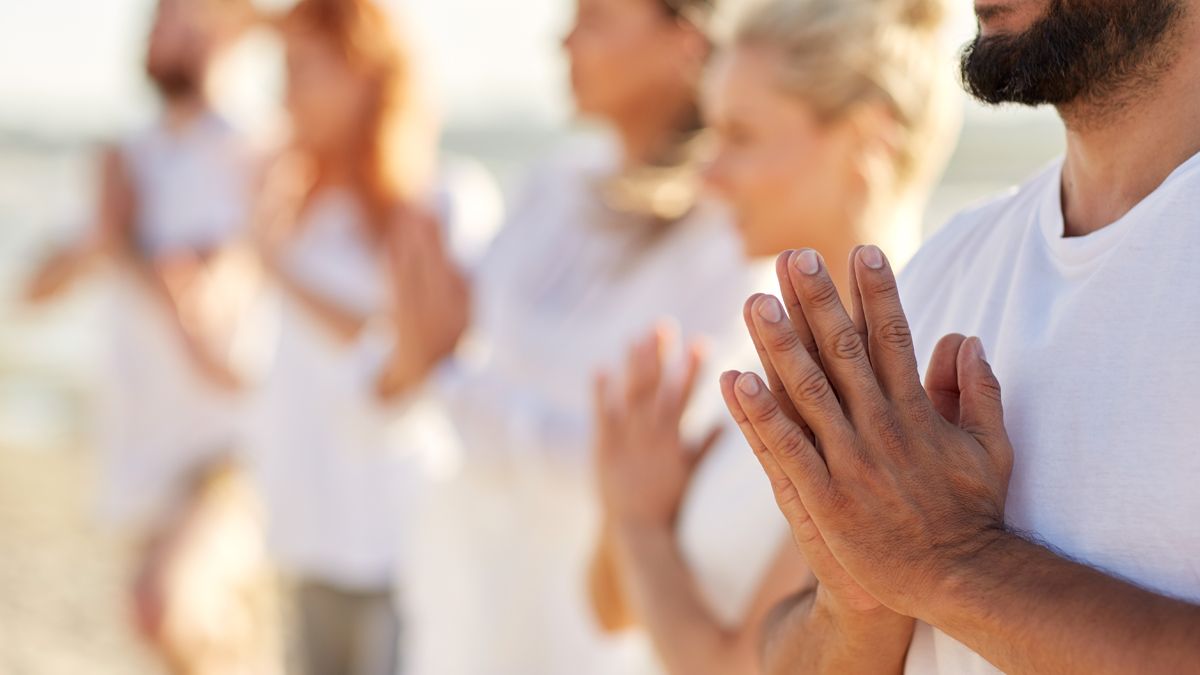 La respiración profunda y la meditación ayudan a calmar el cuerpo y fortalecer la conexión mente-cuerpo.