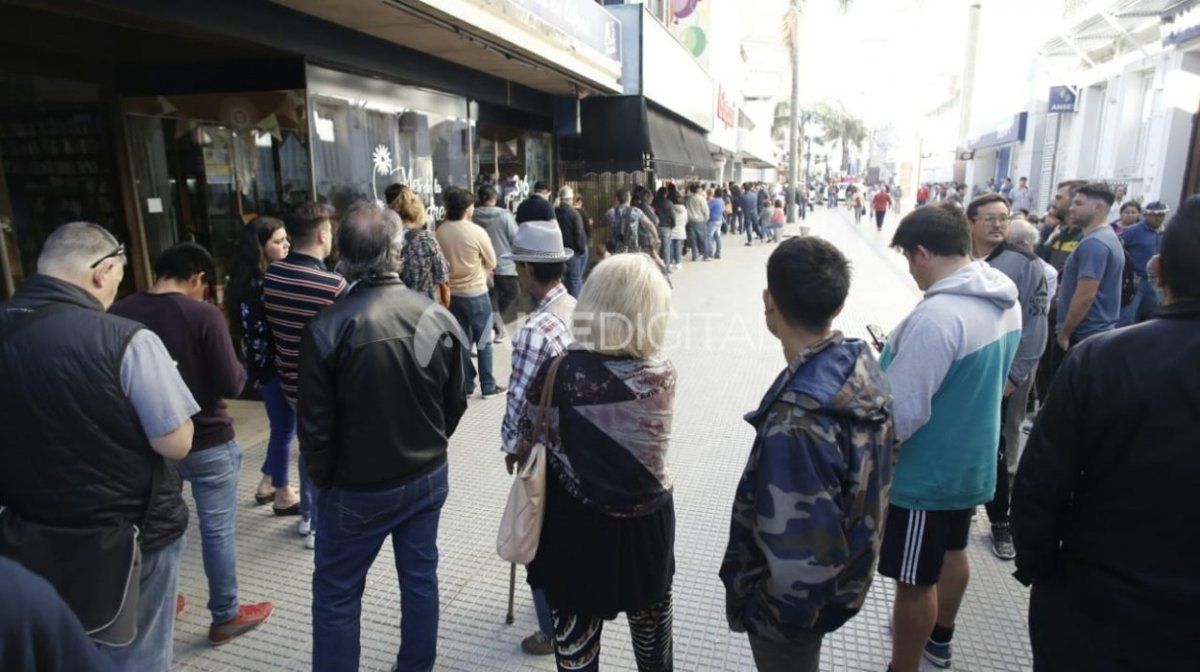 Último día hábil antes de las elecciones: desde temprano, hay largas filas para comprar dólares en Santa Fe