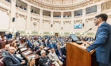 El gobernador Maximiliano Pullaro dio un discurso de casi una hora ante diputados y senadores. El gobernador Maximiliano Pullaro dio un discurso de casi una hora ante diputados y senadores.