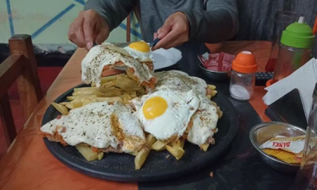 Gastaron $1700 en dos milanesas napolitanas y le dieron hasta el control remoto: Siento que nos aprovechamos Gastaron $1700 en dos milanesas napolitanas y le dieron hasta el control remoto: Siento que nos aprovechamos