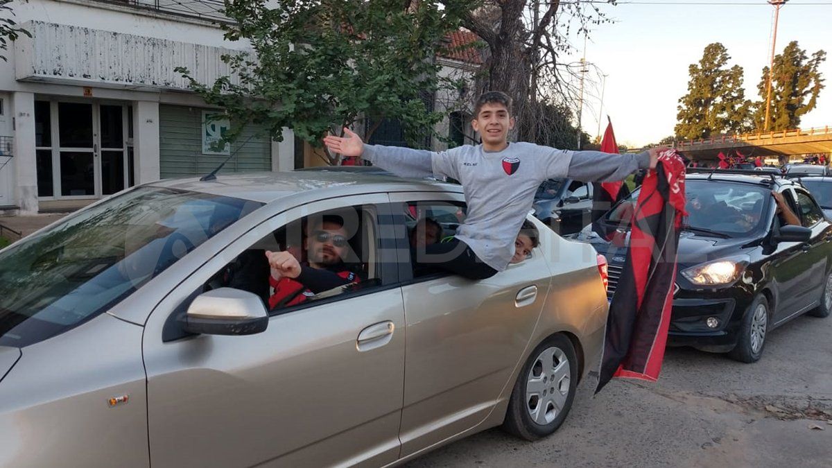 Un hincha posa para Aire de Santa Fe