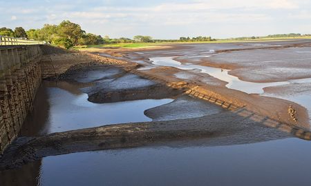 El gobierno uruguayo decretó una emergencia hídrica para Montevideo y alrededores como consecuencia de la larguísima sequía que vació las reservas de la represa de Paso Severino, El gobierno uruguayo decretó una emergencia hídrica para Montevideo y alrededores como consecuencia de la larguísima sequía que vació las reservas de la represa de Paso Severino,