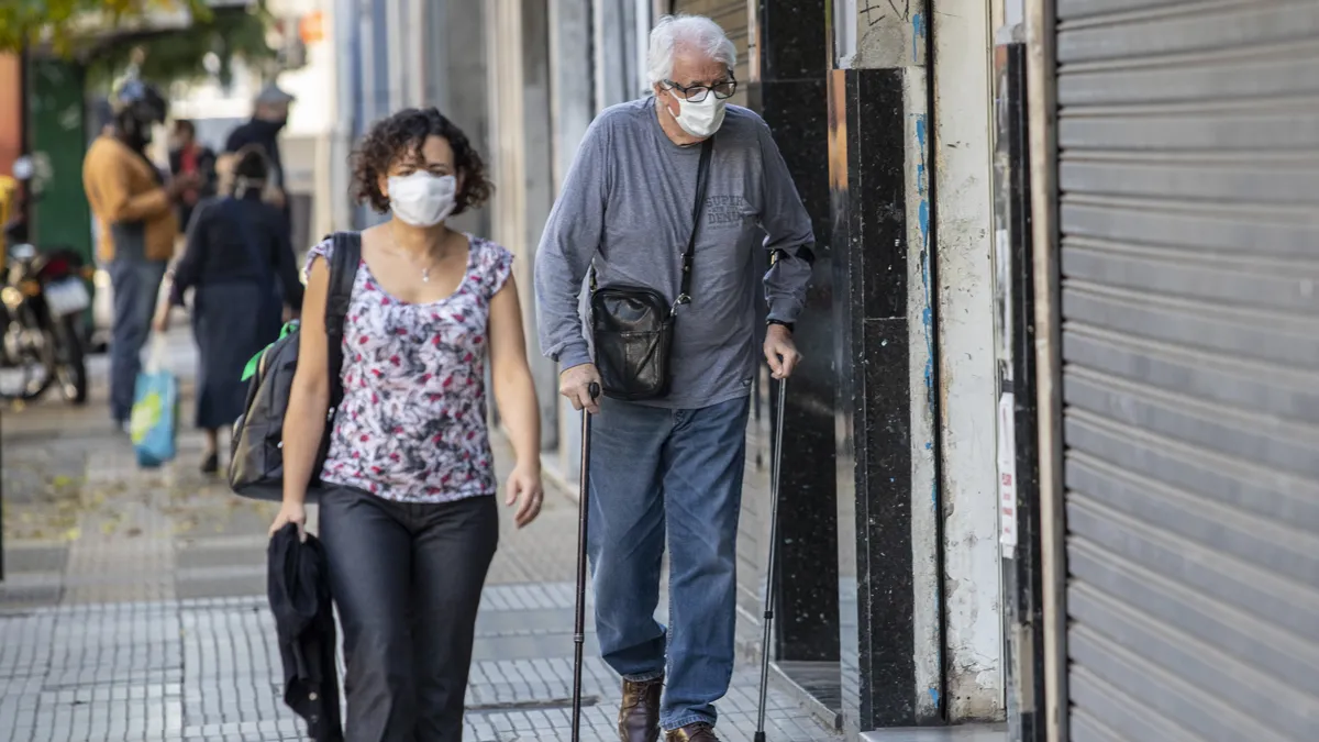 Desde la cartera de salud de Santa Fe negaron que se analice el uso del barbijo en la provincia.