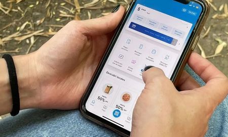 Los estafadores simulan una transferencia “equivocada” y presionan a la víctima para que devuelva un dinero que nunca recibió. Los estafadores simulan una transferencia “equivocada” y presionan a la víctima para que devuelva un dinero que nunca recibió.