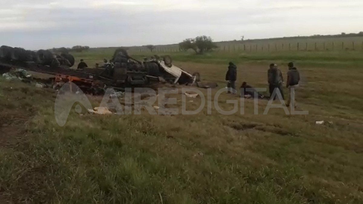 El conductor el camión que transportaba motores se habría quedado dormido. Impactó contra la camioneta en la que circulaban al menos dos personas.