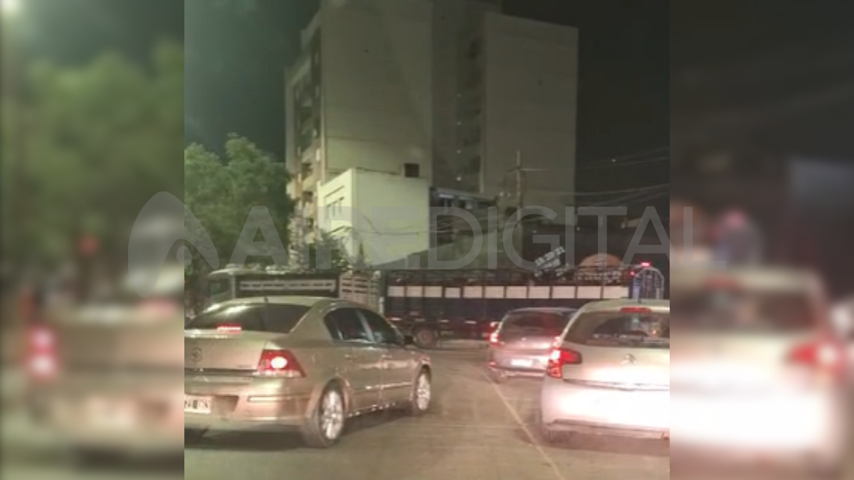 Un camión quedó cruzado en Bulevar Gálvez con intercepción en calle Laprida.