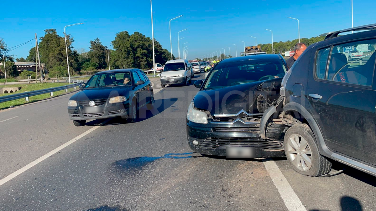Entre los vehículos afectados, un Citroën C4 y un Renault resultaron los más dañados, junto con dos camionetas Kangoo. Entre los vehículos afectados, un Citroën C4 y un Renault resultaron los más dañados, junto con dos camionetas Kangoo.