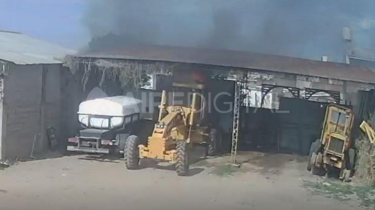 Las llamas copan la parte superior de la cabina.