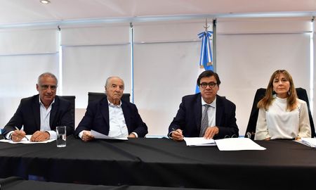 El ministro de trabajo, Claudio Moroni, junto al dirigente Armando Cavalieri, durante la firma del acuerdo paritario para empleados de comercio. El ministro de trabajo, Claudio Moroni, junto al dirigente Armando Cavalieri, durante la firma del acuerdo paritario para empleados de comercio.