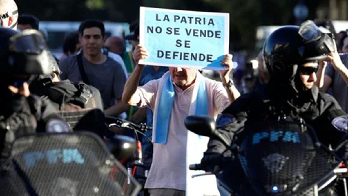 Los jubilados eran acompañados por hinchadas de distintos clubes de fútbol, que en esta oportunidad se sumaron para respaldar la protesta. Los jubilados eran acompañados por hinchadas de distintos clubes de fútbol, que en esta oportunidad se sumaron para respaldar la protesta.