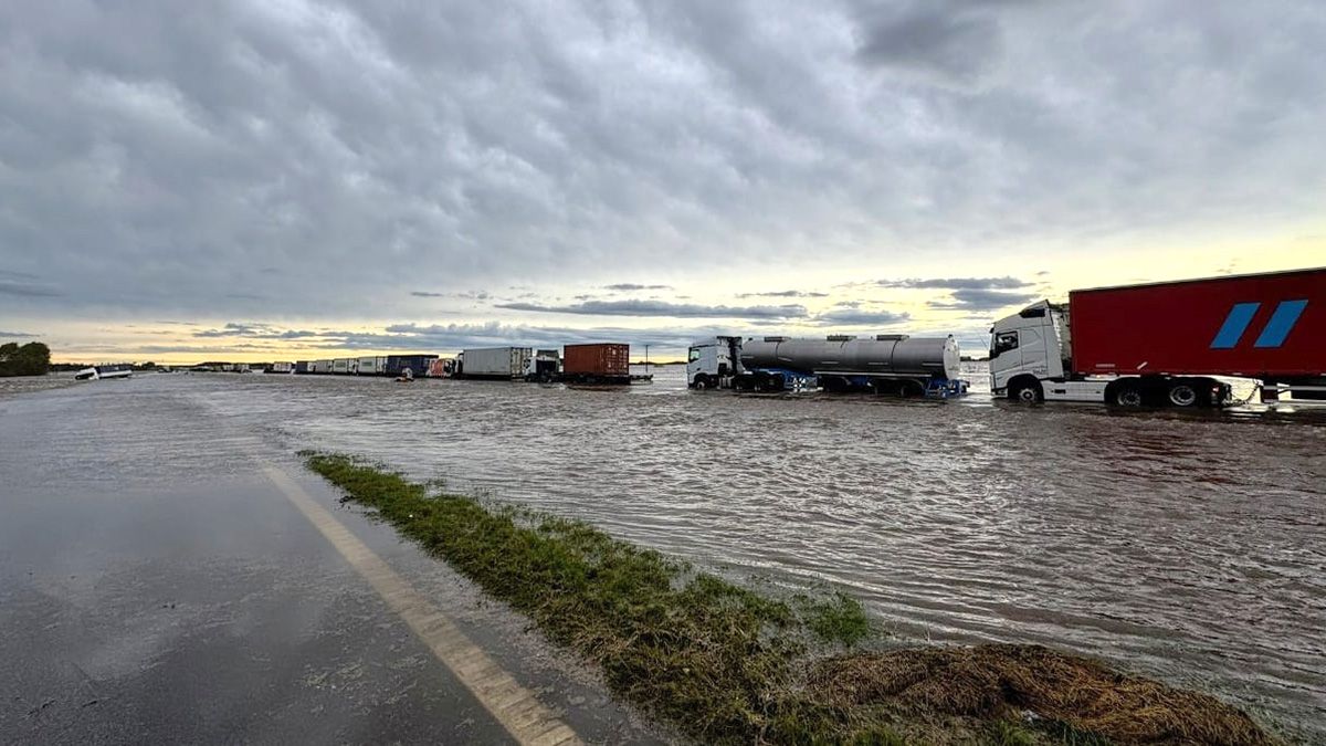Las intensas lluvias obligaron a cortar el tránsito en la autopista Rosario-Buenos Aires. Así está la localidad de San Pedro este sábado por la tarde.