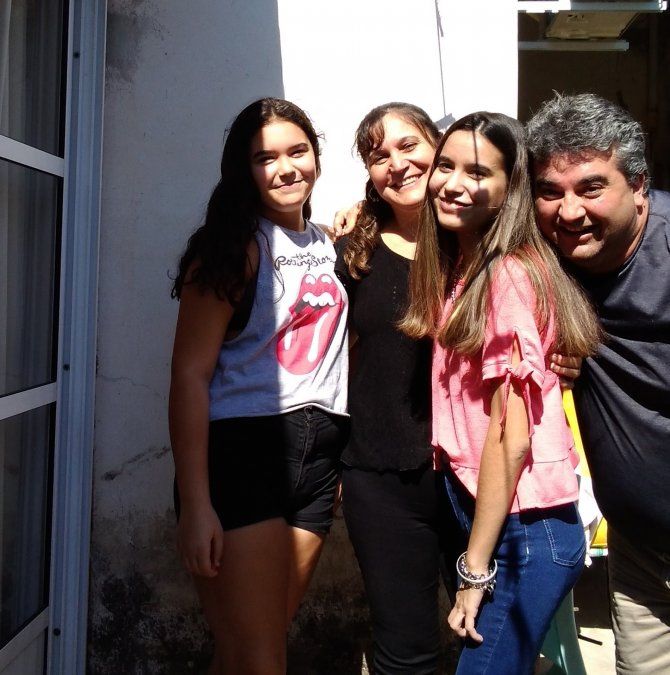 Luciana junto a su familia. La joven falleció en Buenos Aires, donde esperaba un trasplante bipulmonar.