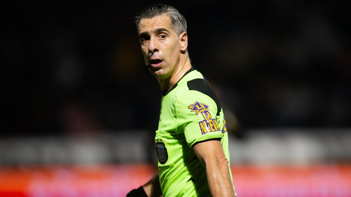 Hernán Mastrángelo es el encargado de impartir justicia desde el VAR en el clásico santafesino.