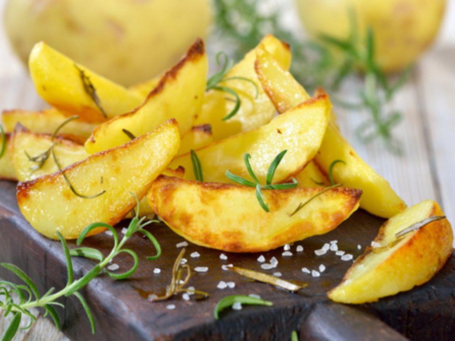 Papas fritas sin aceite para disfrutar un snack saludable.