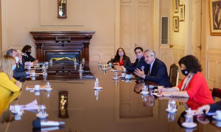 El presidente Alberto Fernández puso en funciones la mesa de Salud y Educación nacional, que estará integrada por especialistas del área pediátrica y pedagógica y será el espacio que analizará los indicadores sanitarios de cada jurisdicción ante la pandemia de Covid-19. El presidente Alberto Fernández puso en funciones la mesa de Salud y Educación nacional, que estará integrada por especialistas del área pediátrica y pedagógica y será el espacio que analizará los indicadores sanitarios de cada jurisdicción ante la pandemia de Covid-19.