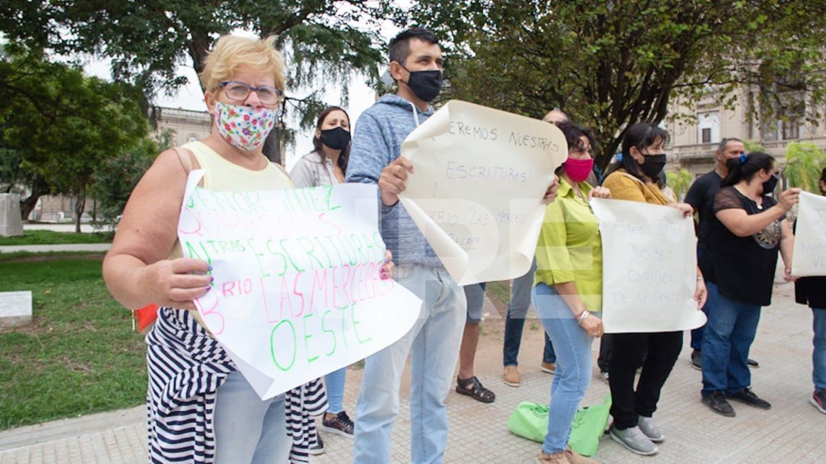 Un grupo de damnificados se manifestó frente a Tribunales mientras se realizaba la audiencia en la que se trató el pedido de excarcelación de Giráldez, que fue denegado.