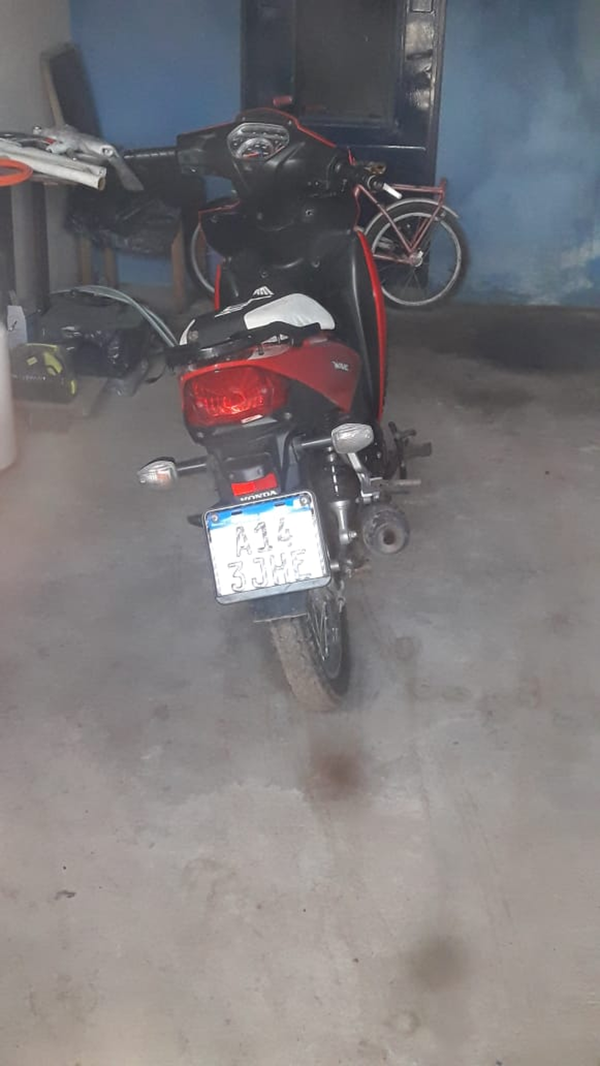 La moto secuestrada en el marco de la investigación por el ataque a balazos contra la casa del jefe comunal de Alvear. La moto secuestrada en el marco de la investigación por el ataque a balazos contra la casa del jefe comunal de Alvear.