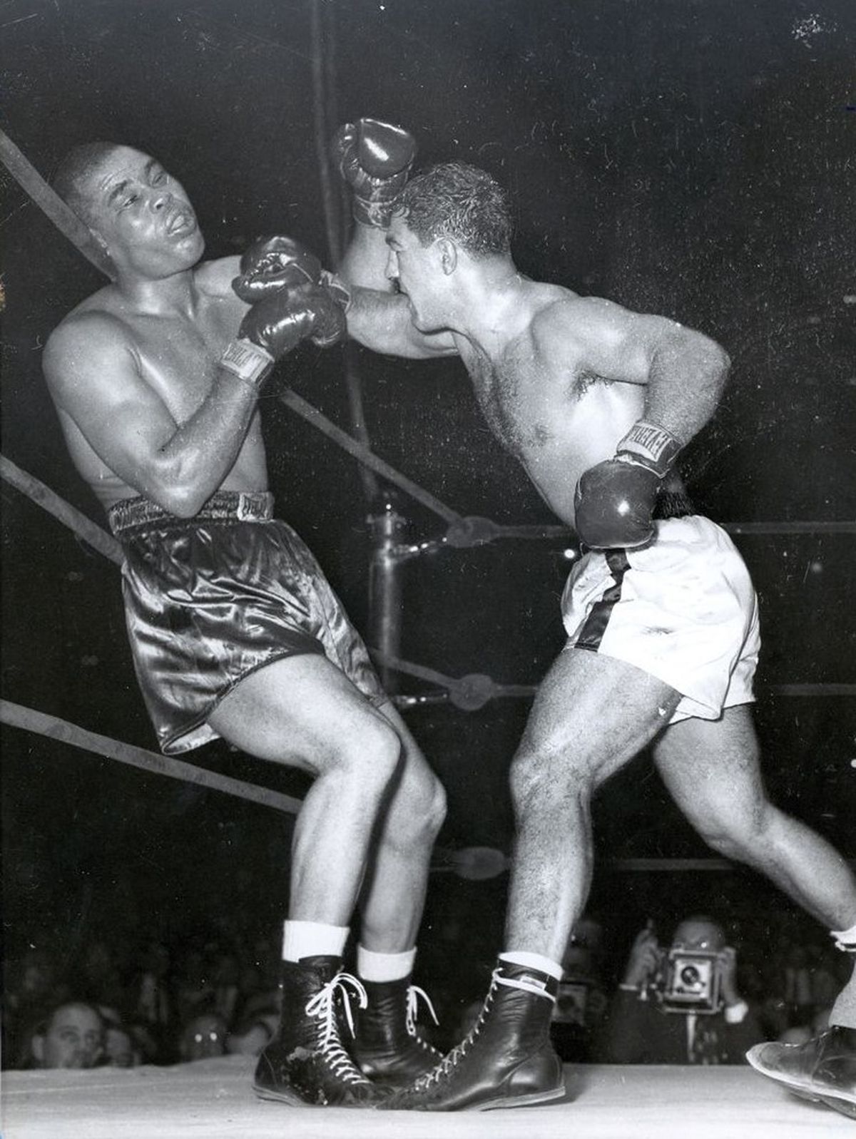 El 26 de octubre de 1951, Marciano, de 28 años, le GKOT 8 en el Madison Square Garden al legendario Joe Louis, de 37 y ex monarca pesado. La victoria dejó sensaciones encontradas en Rocky, quien lloró tras noquear al fenomenal moreno, que había sido su ídolo de la infancia.
