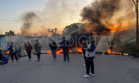 Los vecinos cortaron avenida Teniente Losa este lunes para reclamar la falta de energía eléctrica en el barrio. Los vecinos cortaron avenida Teniente Losa este lunes para reclamar la falta de energía eléctrica en el barrio.