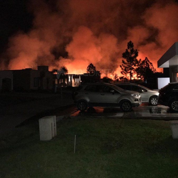Impactante incendio en un predio que está al lado de Aires del Llano