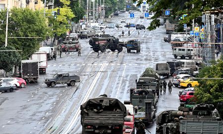 Los mercenarios rusos rebeldes vuelven a sus bases para evitar un derramamiento de sangre. Los mercenarios rusos rebeldes vuelven a sus bases para evitar un derramamiento de sangre.