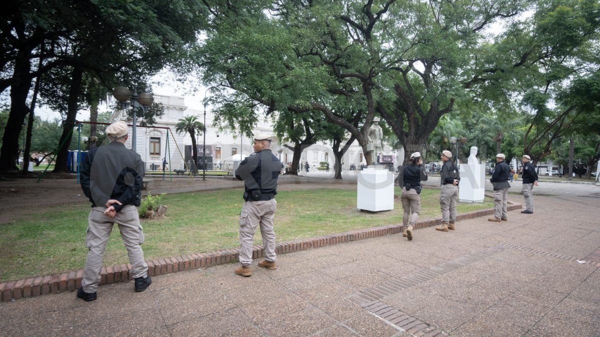 El operativo de seguridad cuenta con muchos efectivos custodiando tanto los alrededores como el interior de la Legislatura.
