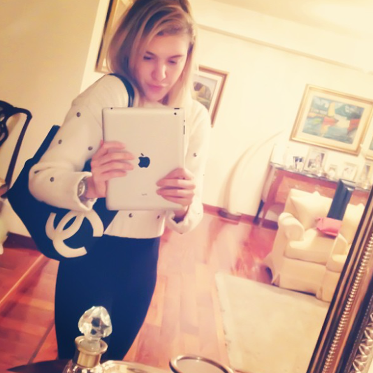 La joven es una gran usuaria de las redes sociales. La joven es una gran usuaria de las redes sociales.