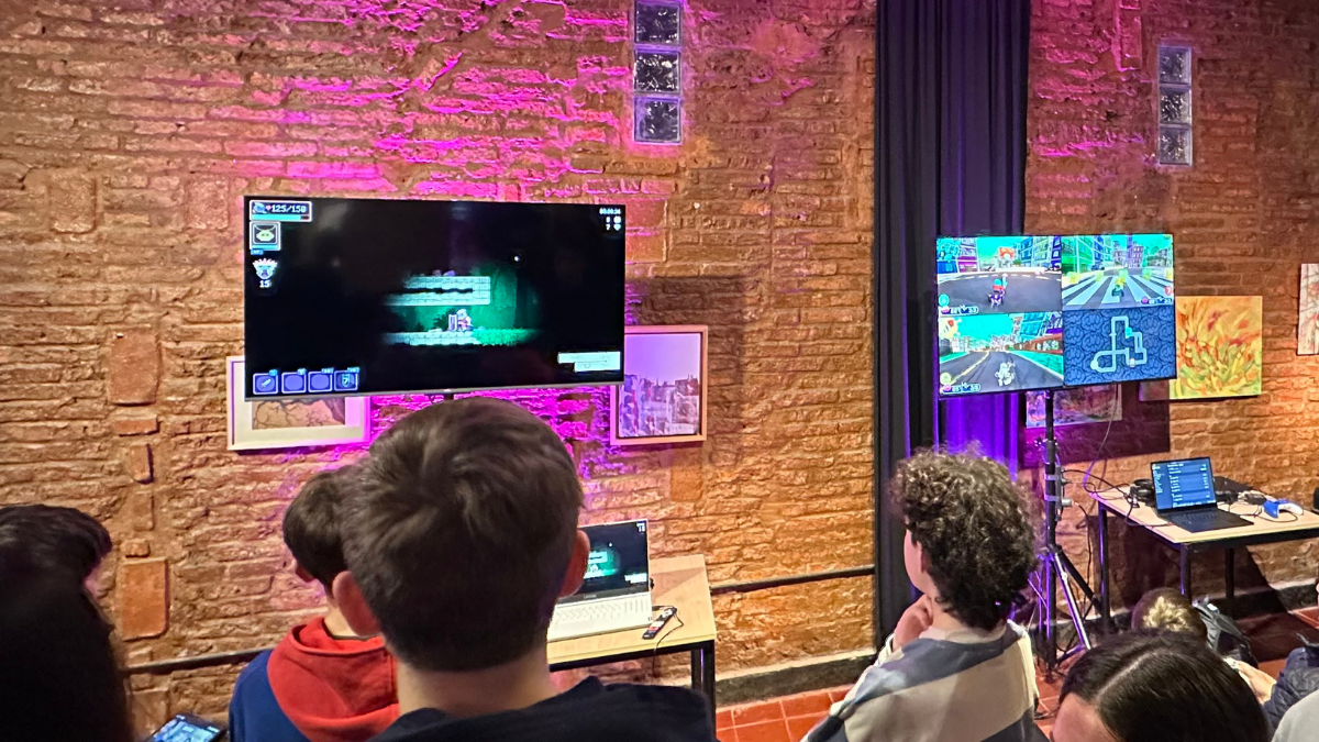 Cientos de asistentes e integrantes de la comunidad gamer recorrieron los stands de la Santa Fe Game Jam para experimentar con m&aacute;s de diez prototipos jugables de g&eacute;neros variados, como simulaci&oacute;n, carreras y pixel art.