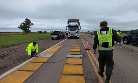 La gestión del gobernador Maximiliano Pullaro invierte miles de millones de pesos para repavimentar y reconstruir su red vial, y a la vez despliega operativos a través de “Santa Fe Pesa”, un programa intensivo de control de cargas para proteger la infraestructura terrestre del principal factor de deterioro prematuro: el sobrepeso en el transporte.