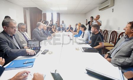 Funcionarios del gobierno se reunieron con legisladores de la comisión bicameral de seguimiento de la ley de emergencia en Seguridad. Funcionarios del gobierno se reunieron con legisladores de la comisión bicameral de seguimiento de la ley de emergencia en Seguridad.