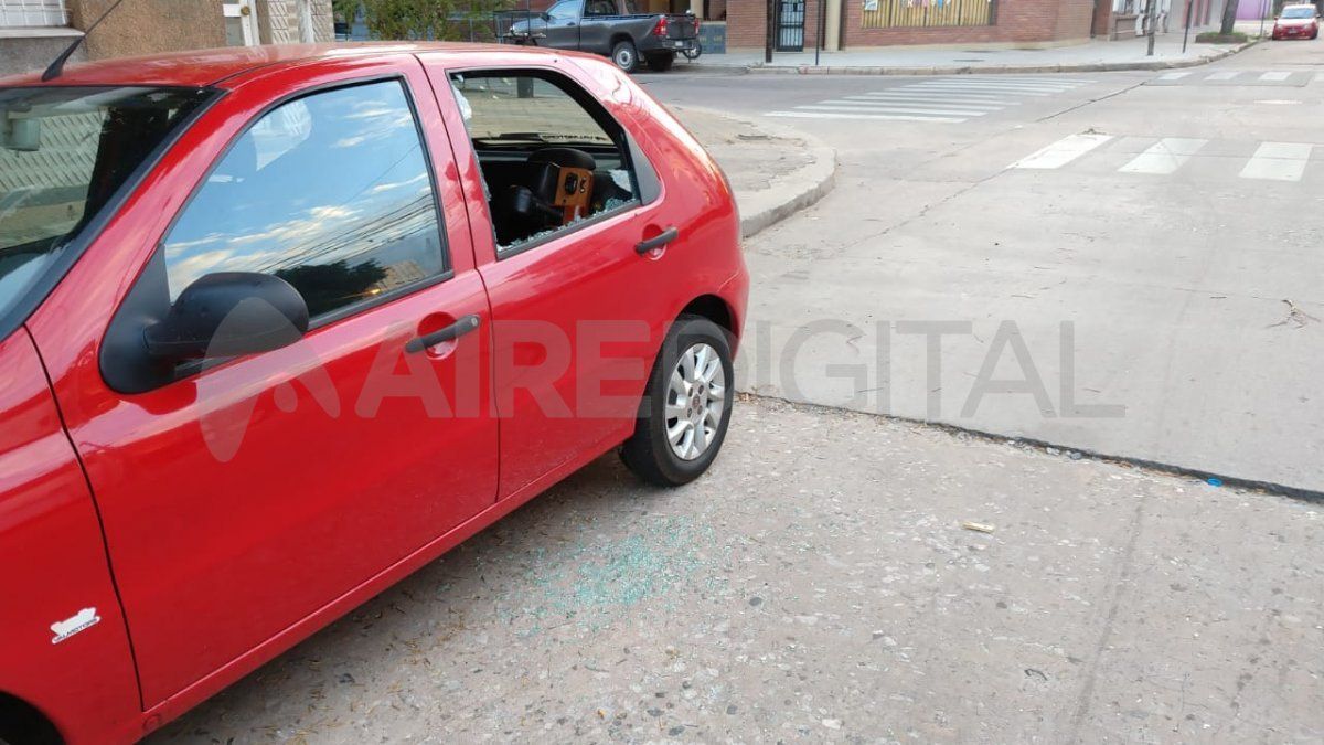 El Fiat Palio de color rojo está estacionado por Mariano Comas casi San Martín