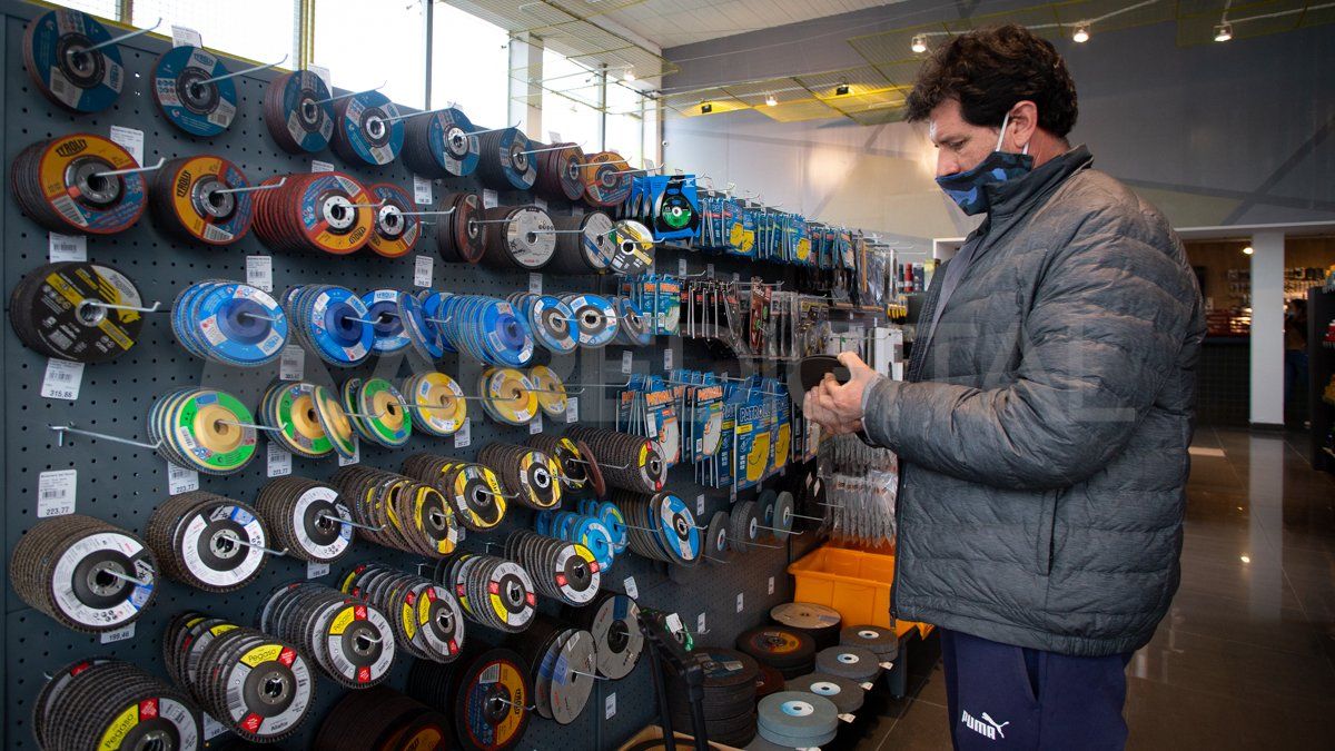 Bulonera del Litoral funciona como autoservicio, con asesoramiento en la compra y después.