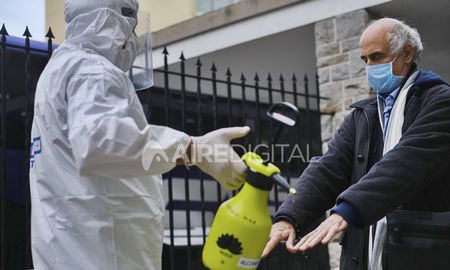 Mar del Plata: ciudadanos argentinos repatriados desde España son revisados cumpliendo el protocolo de bioseguridad, antes de su traslado al hotel donde mantendrán la cuarentena. Mar del Plata: ciudadanos argentinos repatriados desde España son revisados cumpliendo el protocolo de bioseguridad, antes de su traslado al hotel donde mantendrán la cuarentena.
