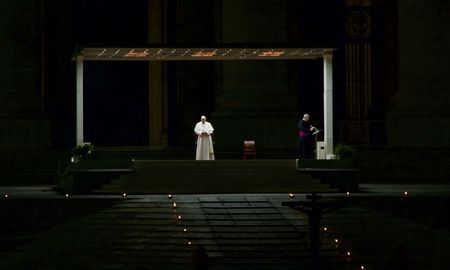 francisco encabezo un inedito via crucis en una plaza de san pedro vacia por el coronavirus francisco encabezo un inedito via crucis en una plaza de san pedro vacia por el coronavirus