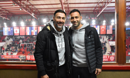 la sorpresa del kily gonzalez y corvalan en pleno partido de basquet la sorpresa del kily gonzalez y corvalan en pleno partido de basquet