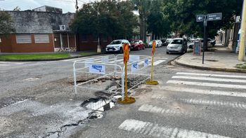 Tras la difusión de AIRE, Assa señalizó con un corralito el peligroso bache en Candioti Norte