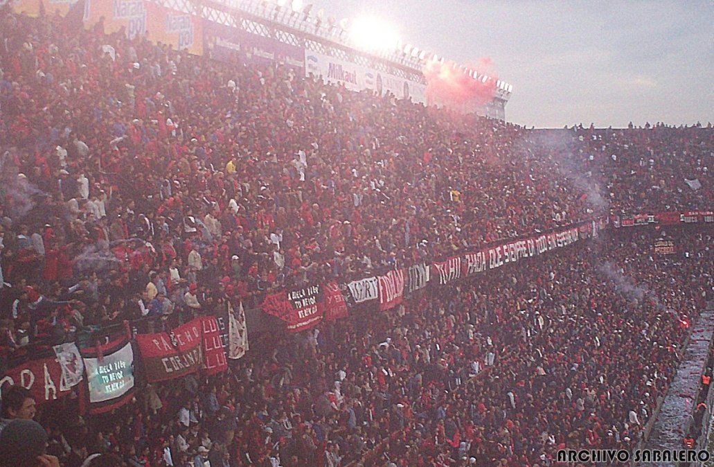 Marco de gente en el encuentro que Colón vence agónicamente a Racing para mantener la categoría Marco de gente en el encuentro que Colón vence agónicamente a Racing para mantener la categoría