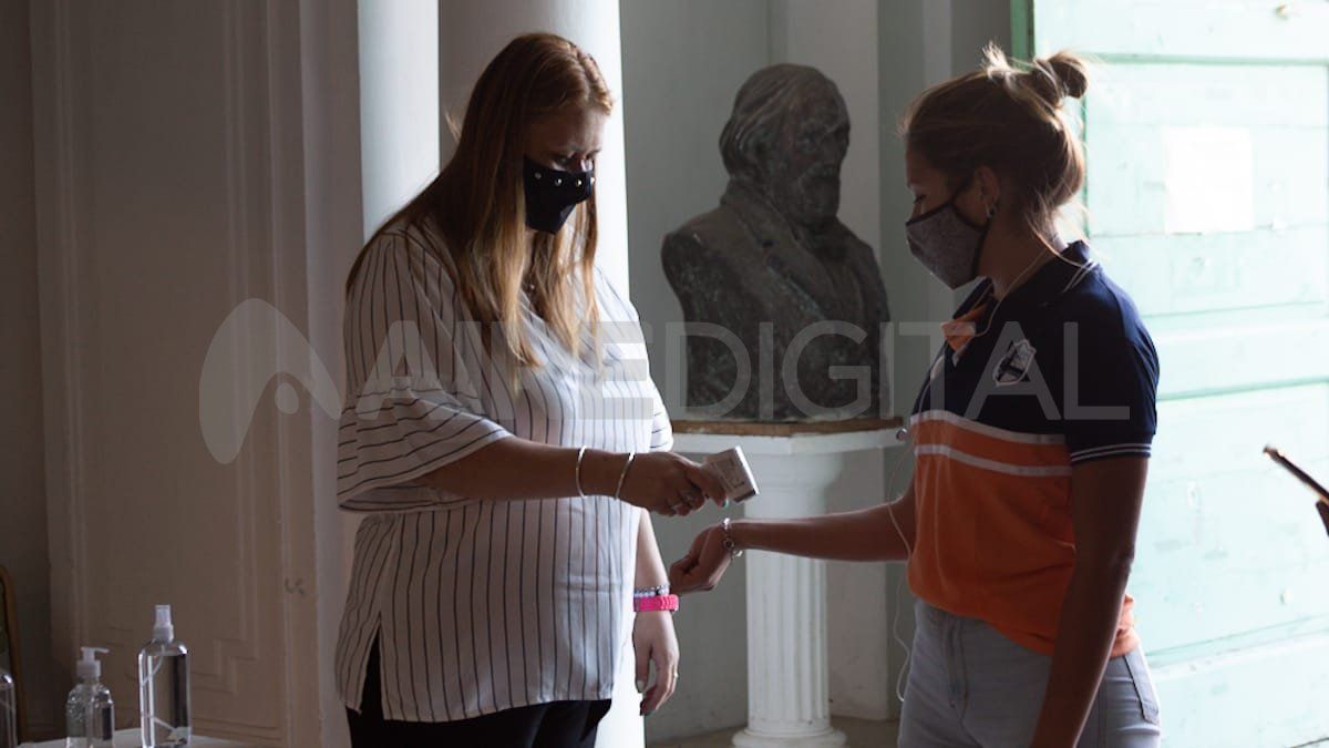 Al ingresar, los estudiantes debieron pasar por el control de temperatura.