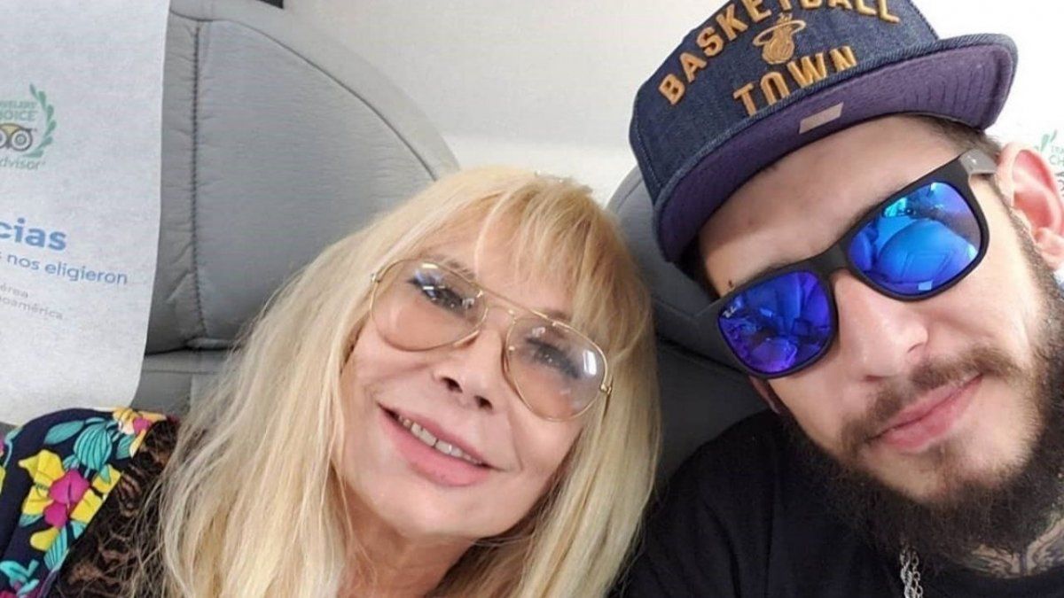 Ulises Bueno junto a su madre, Beatriz Olave.