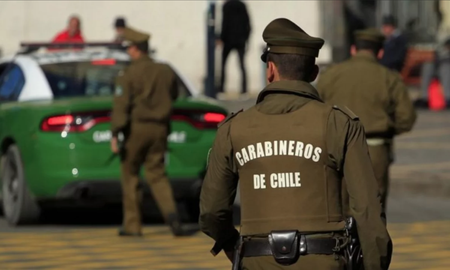 El vehículo tenía las luces encendidas y en el interior había cientos de cartones de cigarrillos. El vehículo tenía las luces encendidas y en el interior había cientos de cartones de cigarrillos.