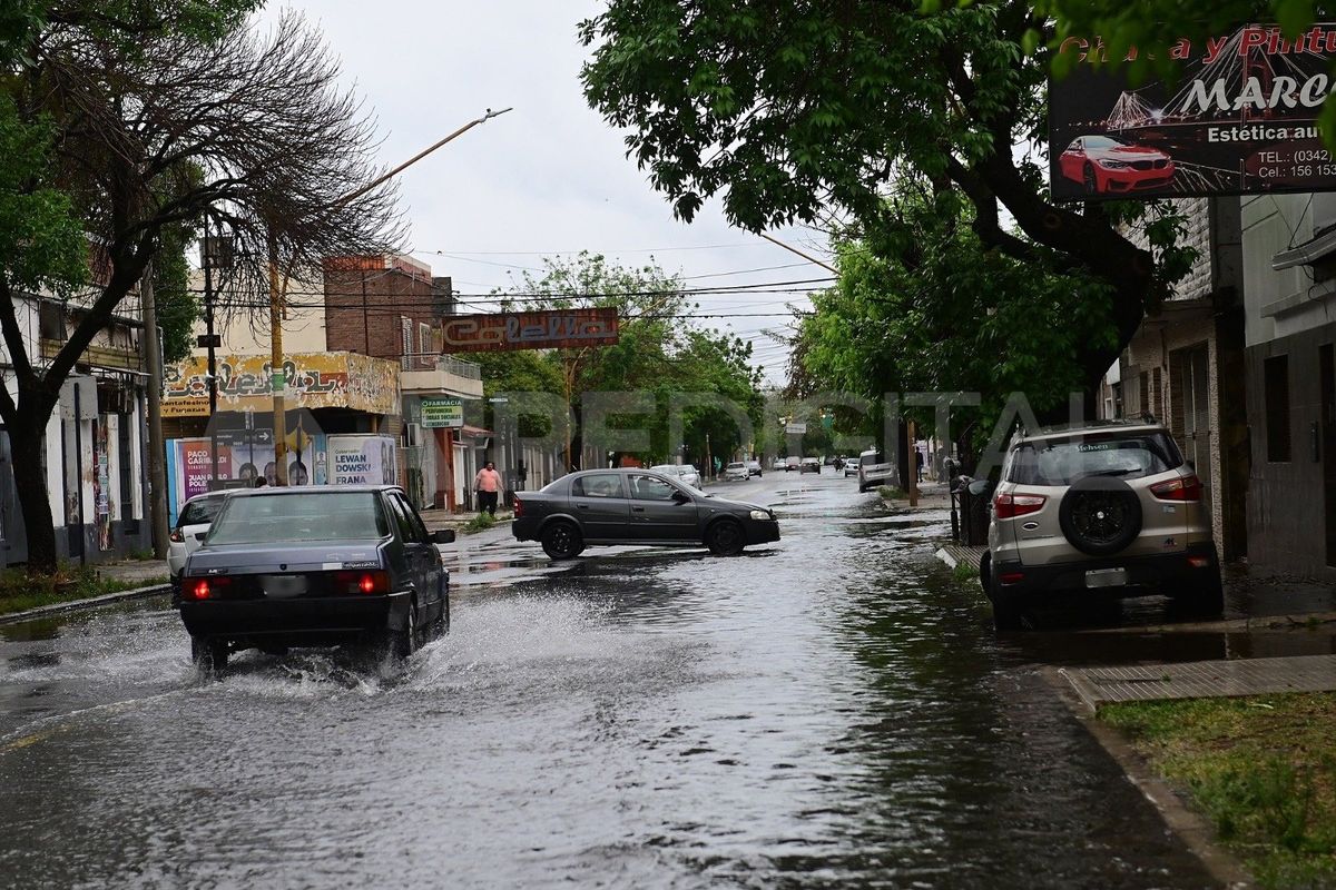 El agua provocó el anegamiento en varias calles de la ciudad de Santa Fe. El agua provocó el anegamiento en varias calles de la ciudad de Santa Fe.